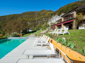 Гостиница Lake view Chalet in Lombardy with Swimming Pool  Мароне